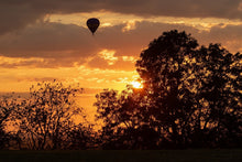 Load image into Gallery viewer, Photo Wallpaper Towards the sun with the hot air balloon