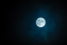 Load image into Gallery viewer, Photo Wallpaper Imposing full moon