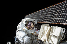 Load image into Gallery viewer, Photo Wallpaper Astronaut at work

