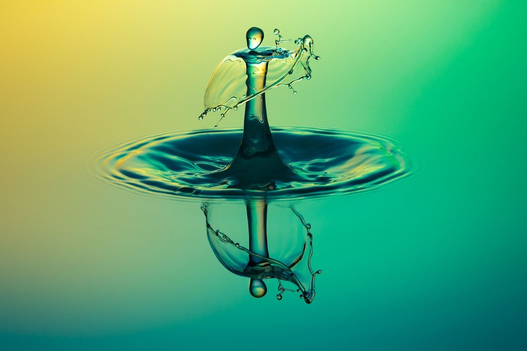 Photo Wallpaper The fascinating drop of water