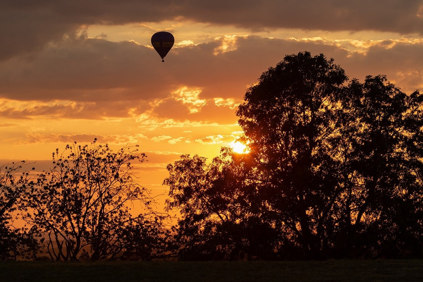 Photo Wallpaper Towards the sun with the hot air balloon