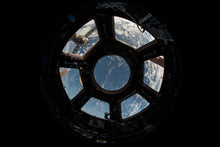 Load image into Gallery viewer, Photo Wallpaper A look from the Iss
