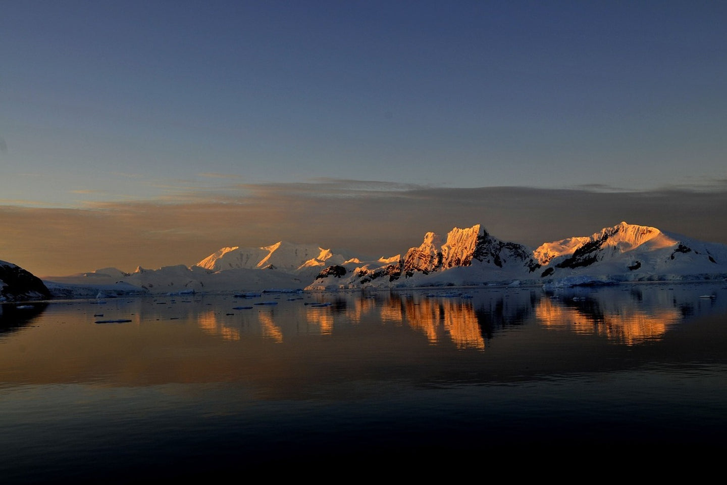 Photo Wallpaper Peaceful Antarctic