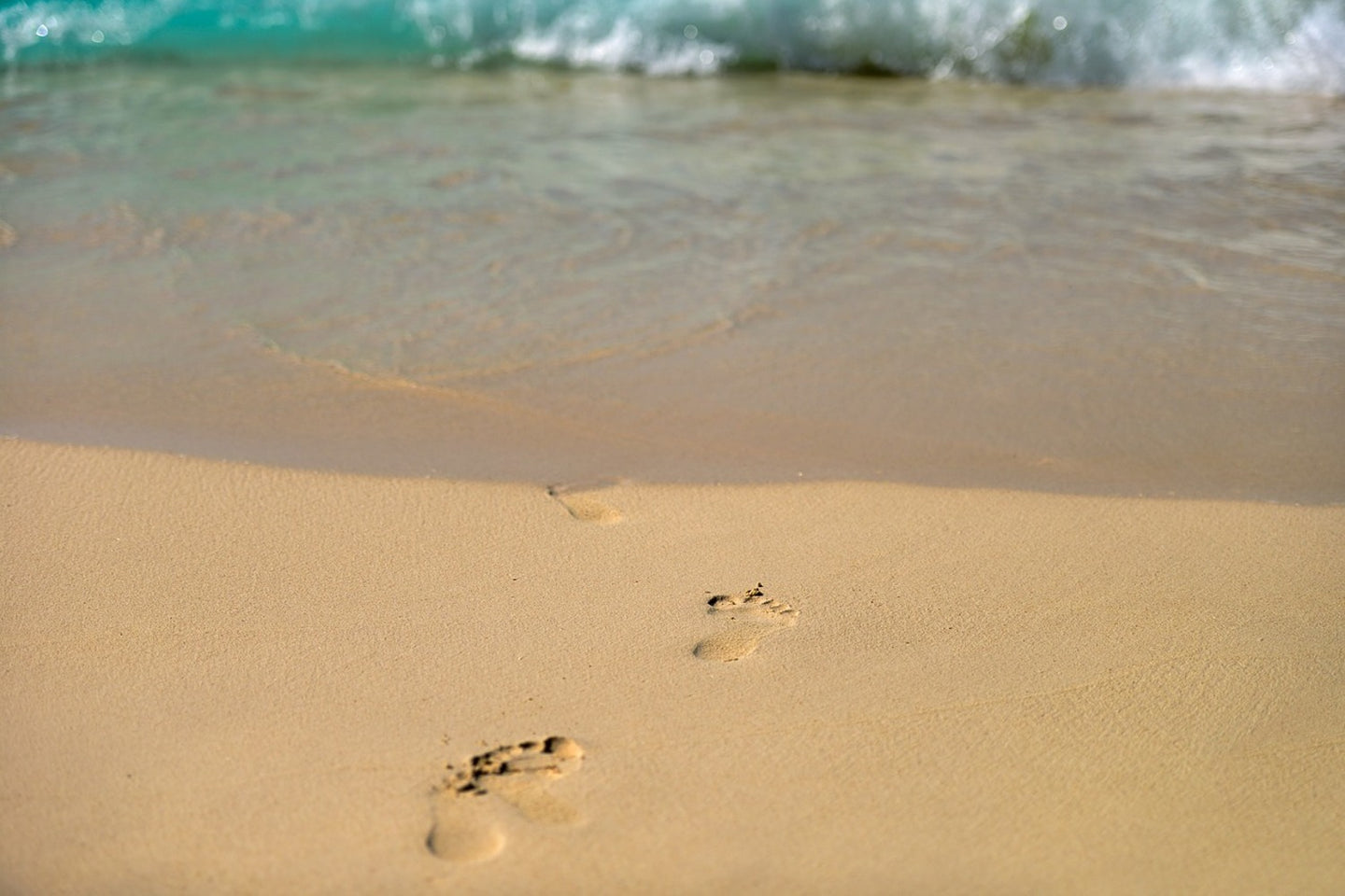 Photo Wallpaper Footprints into the sea
