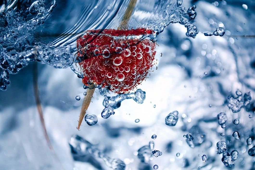 Photo Wallpaper Raspberry in the water