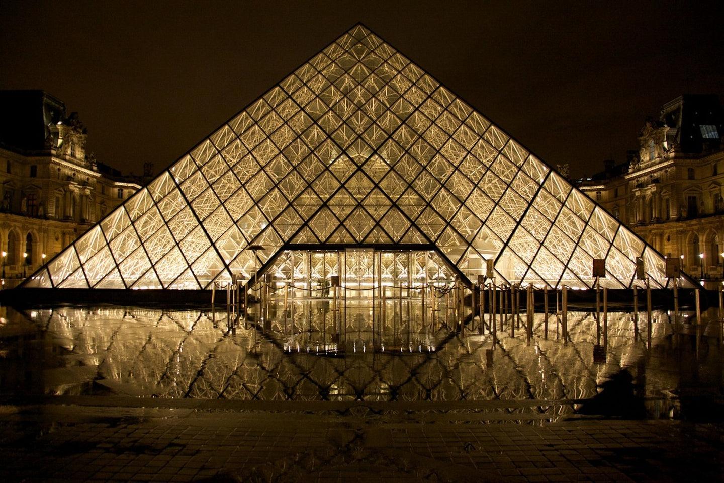 Photo Wallpaper At night at the Louvre