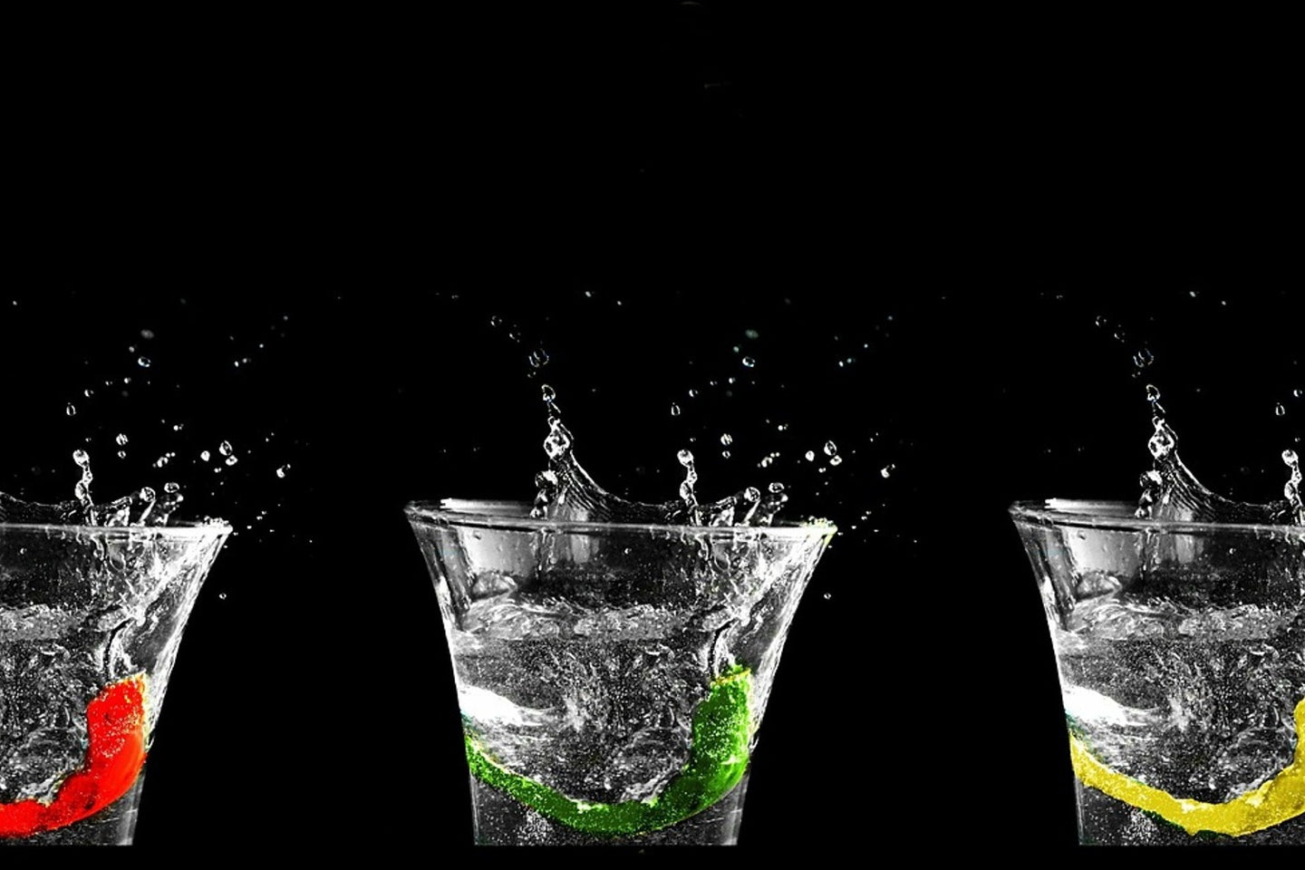 Photo Wallpaper Splashing water glasses