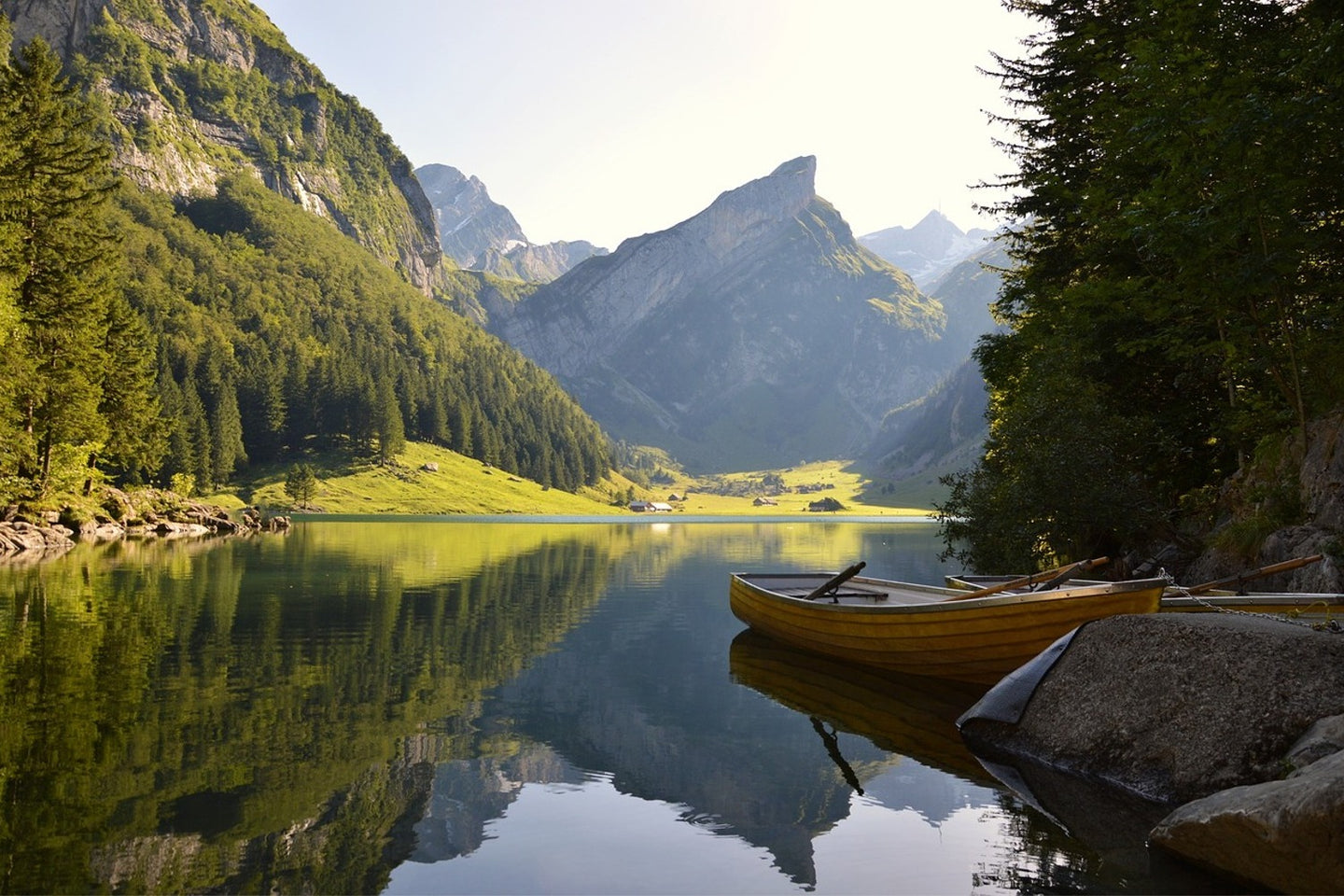 Photo Wallpaper Still waters in the mountains